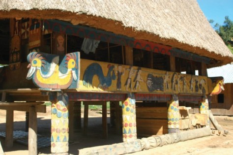 Tác phẩm điêu khắc trên mặt tiền nhà Gươl.