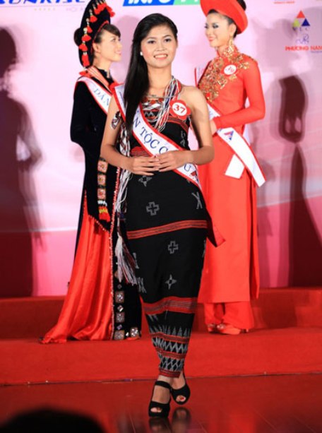 A Lăng Thị Pari, dân tộc Cơ Tu, trong một cuộc thi Hoa Hậu Dân Tộc.