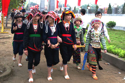 Thiếu nữ Dao Đỏ, Dao Tiền trẩy Hội.