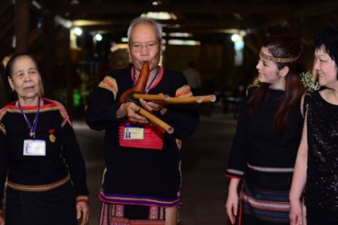 Đôi vợ chồng nghệ nhân du ca truyền thống dân tộc Ê Đê - Già H’Junh & Già Y Gông. 