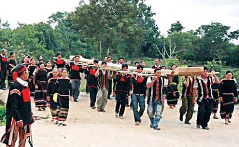 Cùng đưa K'Pan về làng.