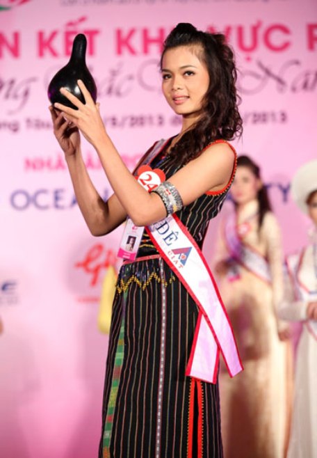 H'Le M'Lo, dân tộc Ê đê, trong một cuộc thi Hoa Hậu Dân Tộc.