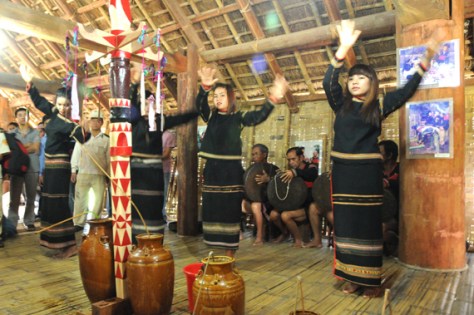 Các cô gái Ê đê uyển chuyển, dịu dàng, phỏng theo điệu múa của chim Grứ mời gọi thần linh về chứng kiến, phù hộ cho những người tham gia buổi lễ…