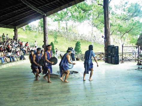 Vũ điệu cồng chiêng Ê Đê.