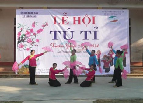 Biểu diễn điệu múa dân tộc Giáy trong Lễ hội Tu Tỉ.