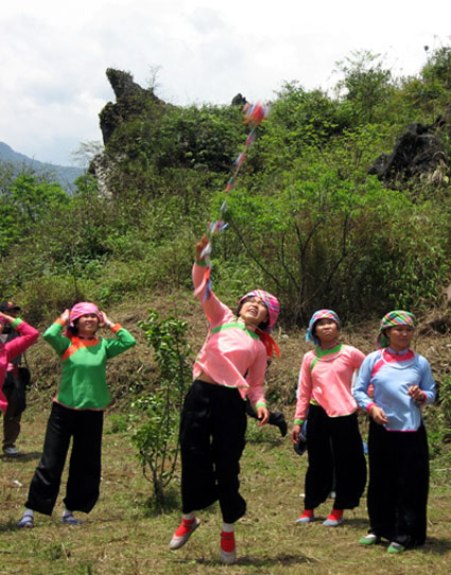 Chơi ném còn trong lễ hội.