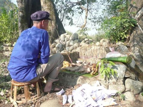 Nghi thức cúng thần thổ địa diễn ra tại gốc đa đầu bản.