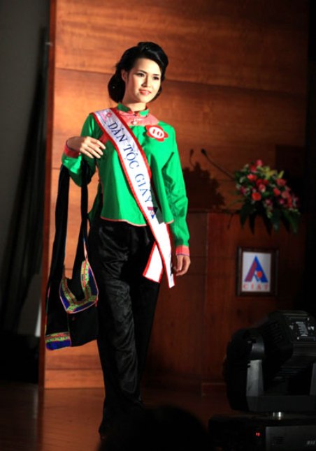 Sơn nữ Giáy, Lù Thị Kim Duyên, trong một cuộc thi Hoa Hậu Dân Tộc.