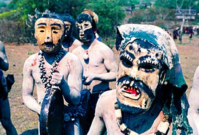 Đeo mặt nạ nhảy múa trong lễ bỏ mả (pơ thi). (ảnh KT)