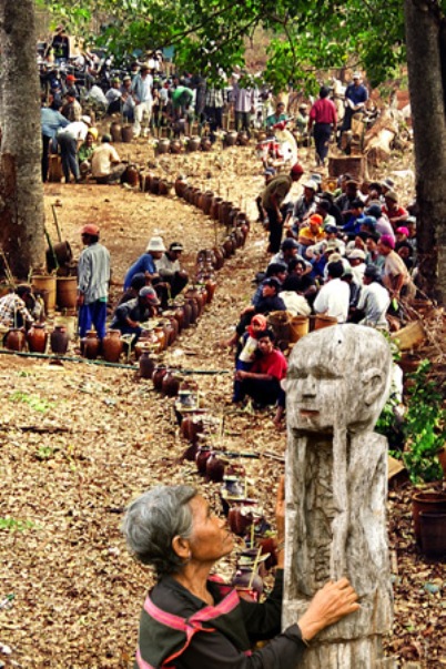 Lễ bỏ mả tại Gia Lai. Rượu cần chảy suốt ngày đêm. (ảnh KT)