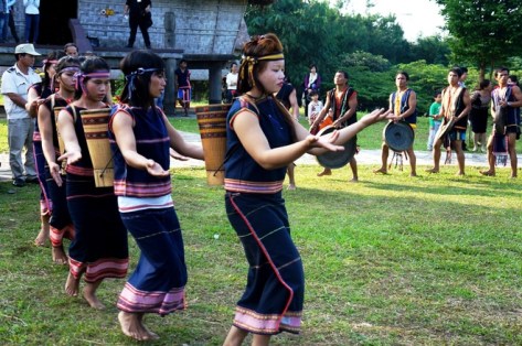 Những chàng trai, cô gái Gia Rai vui mừng nhảy múa trong tiếng cồng chiêng, trống tưng bừng. Họ thể hiện các điệu múa truyền thống với một niềm tin thành kính.