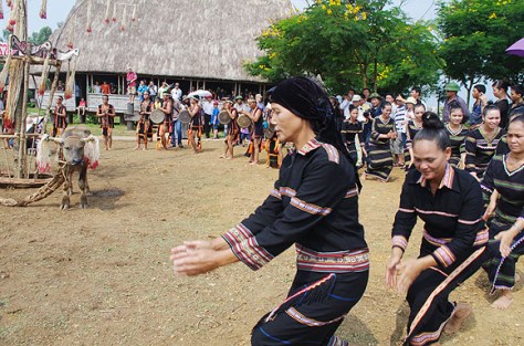 Biểu diễn những điệu nhảy mừng nhà Rông mới.