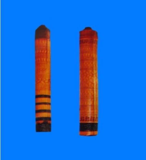 Các họa tiết hoa văn (Đe) trang trí trên cán rìu.