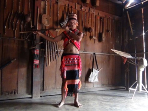 Nghệ nhân Brôl Vẻ - dân tộc Gié Triêng - bên bộ sưu tập nhạc cụ.