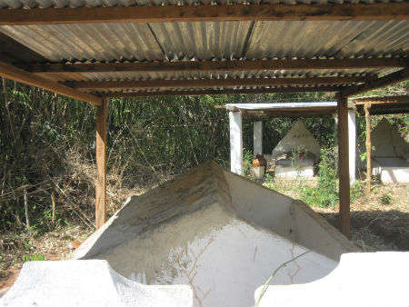 Người Gié Triêng ngày nay đã chôn người chết trong bệ bê tông nhưng không lấp đất.