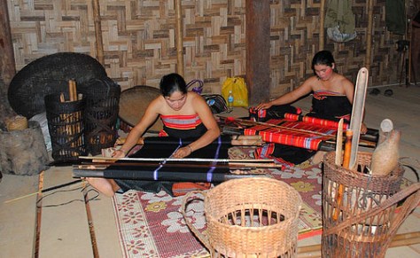 Sơn nữ Gié Triêng (nhóm Triêng) dệt thổ cẩm.