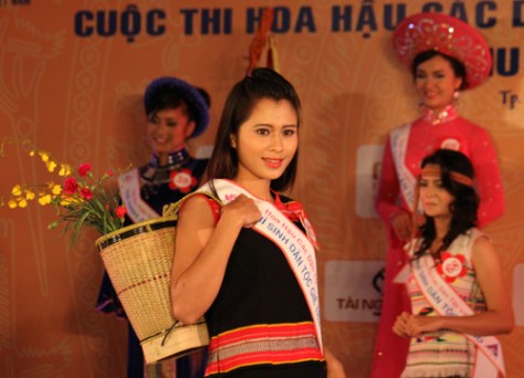 Y Hải Yến, sơn nữ Gié Triêng, trình diễn trang phục truyền thống trong một cuộc thi Hoa Hậu Dân Tộc VN.