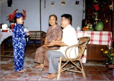 Cháu mừng tuổi ông bà sáng mồng Một ở gia đình người Hoa.