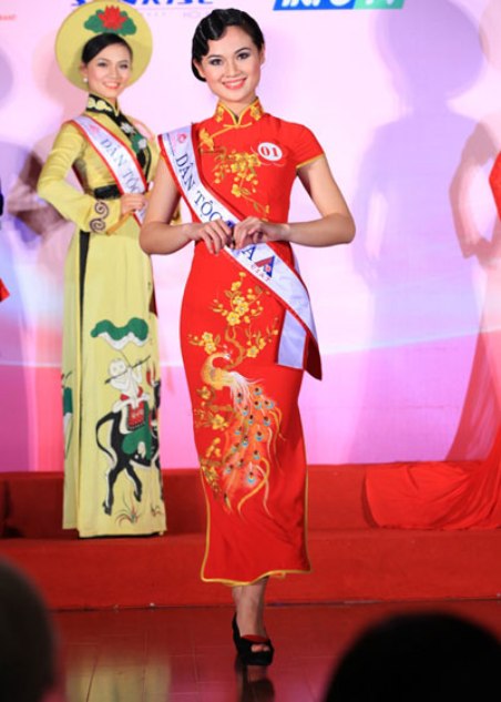 Hoàng Thị Kiều Anh, dân tộc Hoa, trong một cuộc thi Hoa Hậu Dân Tộc.