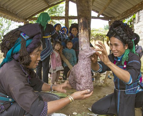 Bánh giầy là một món ăn không thể thiếu trong những ngày tết của người Hà Nhì.