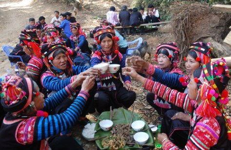 Mọi người sẽ nghỉ ngơi ăn uống nếu chặng đường đón dâu xa. 