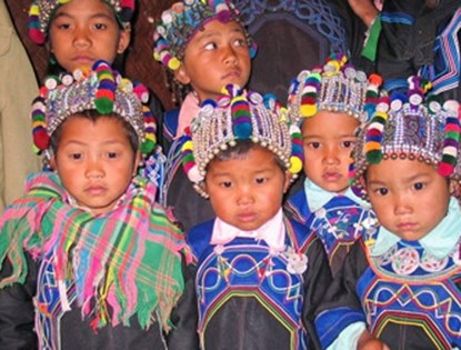 Những chiếc mũ sắc sỡ của những em bé người Hà Nhì. (ảnh Sapatour)