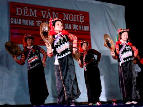 Nhiều điệu múa mang đậm nét văn hóa dân tộc Hà Nhì được biểu diễn trong dịp Tết.