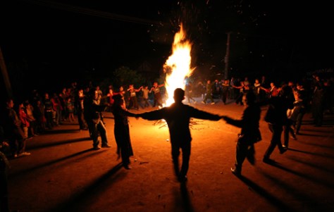 Vòng xòe đoàn kết là nét văn hóa không thể thiếu trong mỗi dịp Tết của người Hà Nhì.