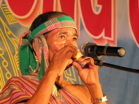 Ông Đinh Ngọc Su đang biểu diễn nhạc cụ Tà Vỗ.