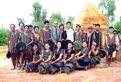 Đội nghệ nhân huyện Ba Tơ tham gia giao lưu đánh, múa cồng chiêng tại làng văn hóa các dân tộc Việt Nam ở Hà Nội.