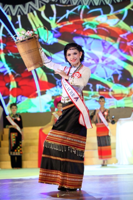 Đinh Thị Thùy Trang, dân tộc H'rê, trong một cuộc thi Hoa Hậu Dân Tộc.