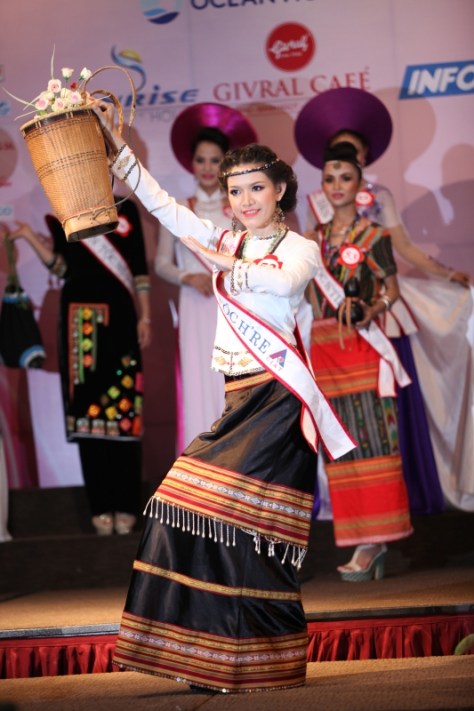 Đinh Thị Thùy Trang, dân tộc H'rê, trong một cuộc thi Hoa Hậu Dân Tộc.