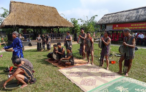 hre_chiêng_Đồng bào dân tộc H'rê biểu diễn chiêng mừng nhà mới.