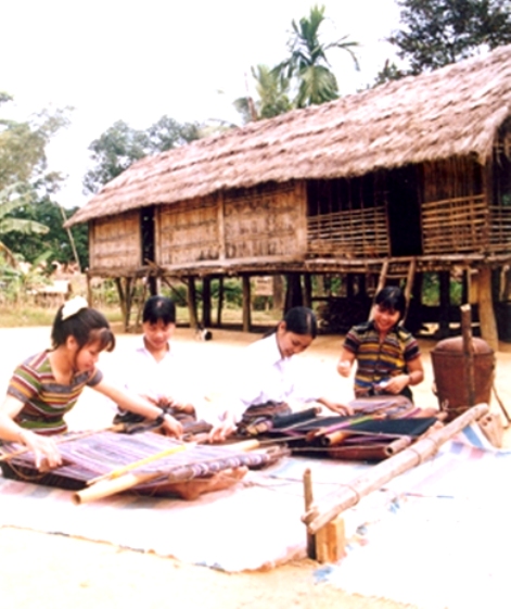 Dệt thổ cẩm được phục dựng trong - không gian văn hóa H’re.