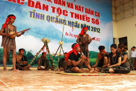 Một tiết mục của người H’rê huyện Ba Tơ tham gia Liên hoan cồng chiêng, đàn và hát dân ca các dân tộc thiểu số tỉnh Quảng Ngãi năm 2012.