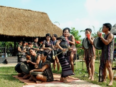 Nhảy múa, đánh đàn xoang, đánh chiêng trong đám cưới.