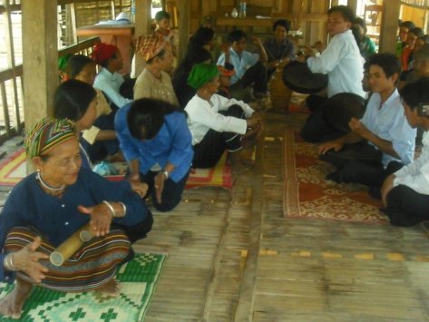 Sinh hoạt dân làng Hrê (ảnh VB).