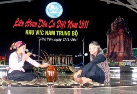 Tiết mục làn điệu H'chôi tăh têu tại Liên hoan Dân ca Việt Nam năm 2011.