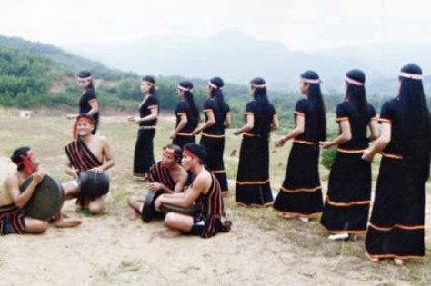 Trang phục nam nữ dân tộc Hrê trong một lễ hội.