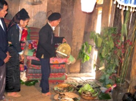 Thầy mo cúng trong lễ hội.