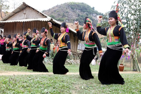 Điệu múa "Vêr guông" trong lễ hội "Mah Grợ" của người Khơ Mú.