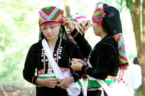 Sơn nữ Khơ Mú duyên dáng trong trang phục truyền thống của dân tộc.