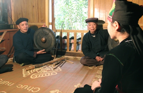 Nghệ nhân Vì Văn Sang (bên trái) hướng dẫn thế hệ trẻ đánh cồng.