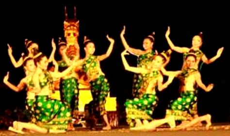 Điệu múa Mahasay duyên dáng của các cô gái.