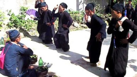 Các thầy mo trong điệu múa mời tổ tiên.