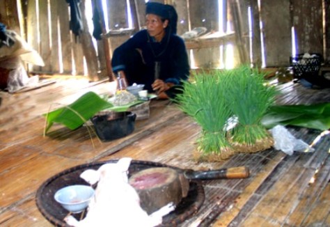 Chuẩn bị lễ vật mừng cơm mới.