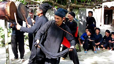 Lần lượt từng thầy cúng nhảy múa theo nhịp trống chiêng để mời các thần và tổ tiên.