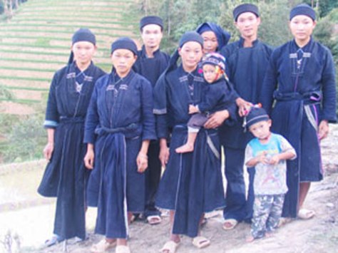 Trang phục dân tộc La Chí.