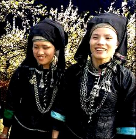 Trang phục phụ nữ La Chí.