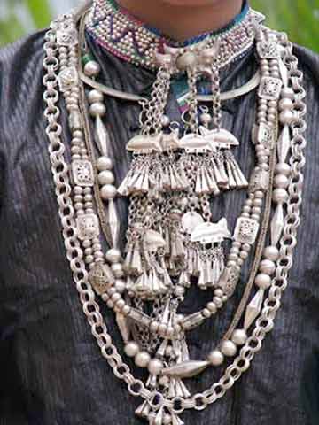 Trang sức và trang phục của người La Chí.